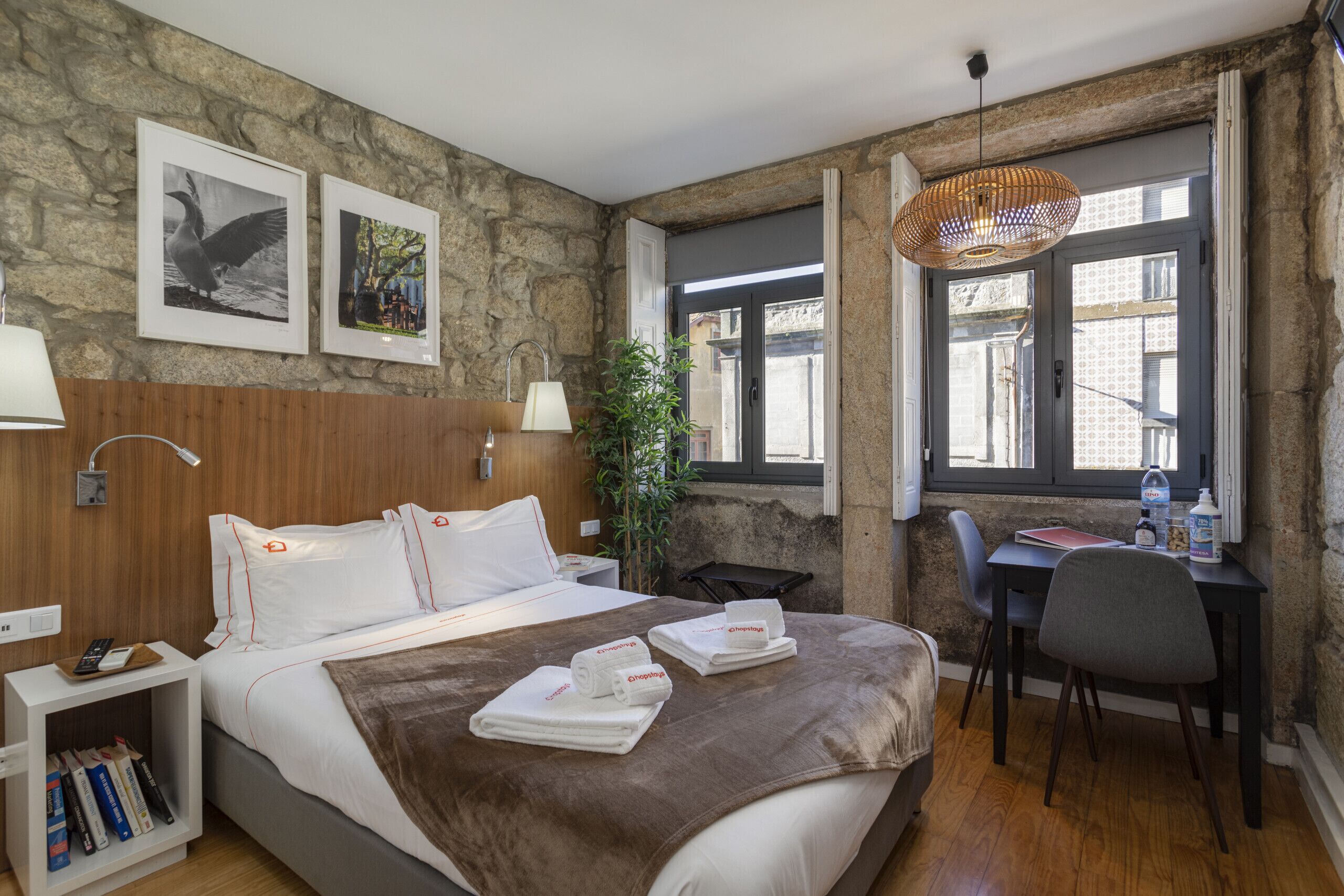 Tabla de planchar con plancha, wifi gratis, ropa de cama