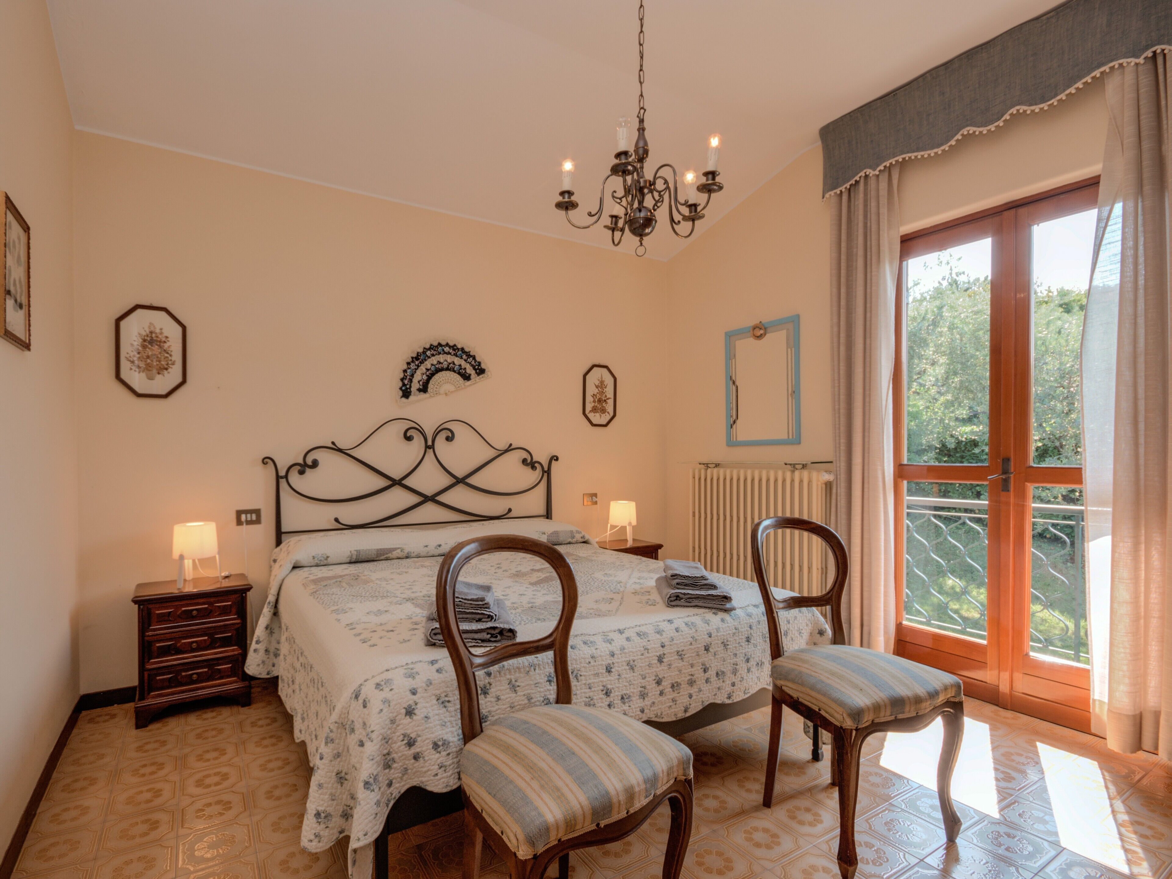 4 makuuhuonetta, silitysrauta/-lauta, ilmainen Wi-Fi, vuodevaatteet