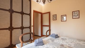 4 bedrooms, iron/ironing board, free WiFi, bed sheets