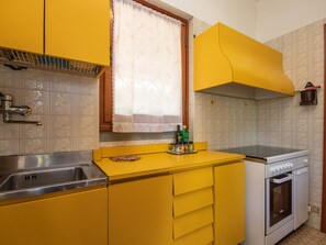 Fridge, microwave, stovetop, coffee/tea maker - Villa "Portese" with a Rustic Touch and Near Lake Garda (san felice del benaco)