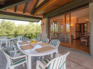 Outdoor dining - Villa "Portese" with a Rustic Touch and Near Lake Garda (san felice del benaco)