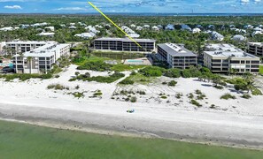 Un complexe hôtelier situé sur la côte, composé de plusieurs bâtiments, doté d’une piscine et offrant un accès direct à la plage.