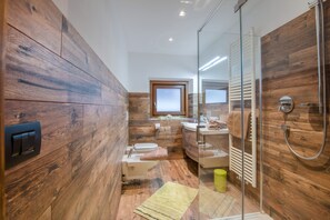 Shower, free toiletries, hair dryer, towels - Holiday Apartment "Christa A" with Wi-Fi near Various Ski Resorts (Ortisei)