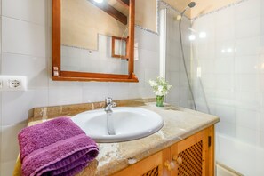 Shower, hair dryer, towels - Beautiful Country House with Pool, Air-Conditioning and Garden; Parking Available (Pollensa)