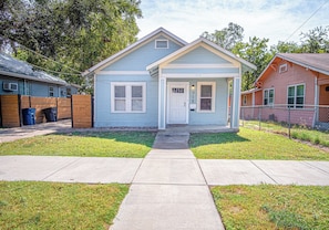 Front of property - Brand New Listing!cozy Historic House 5mindt (San Antonio)
