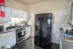 House (3 Bedrooms) | Private kitchen | Fridge, microwave, oven, stovetop - Brand New Listing!cozy Historic House 5mindt (San Antonio)