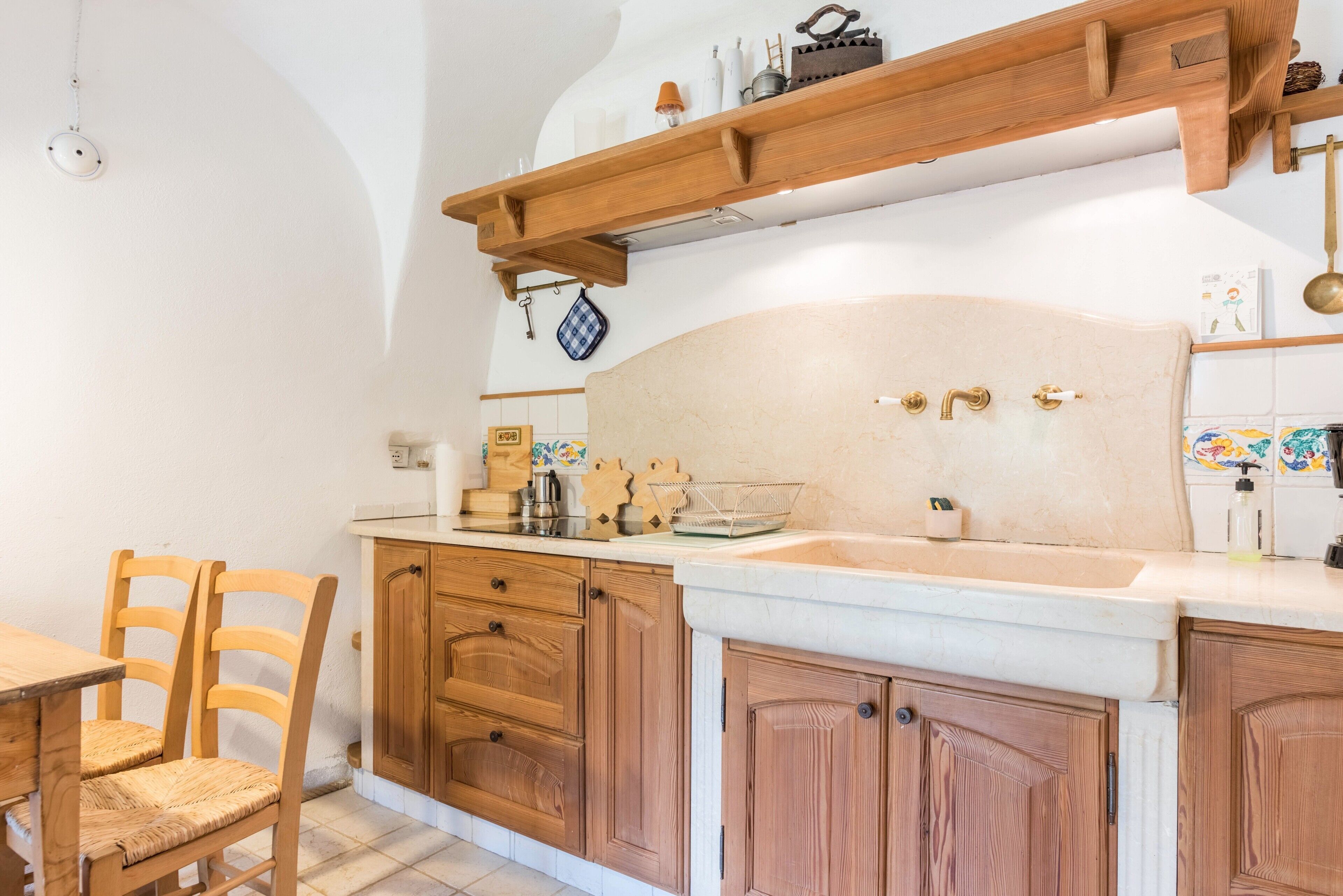 Refrigerador, placa de cocina, cafetera/tetera, silla alta para bebés