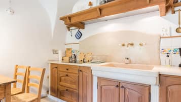 Refrigerador, placa de cocina, cafetera/tetera, silla alta para bebés