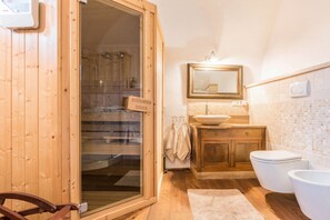 Dusche, kostenlose Toilettenartikel, Haartrockner, Handtücher