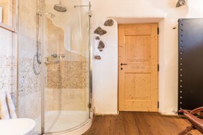Dusche, kostenlose Toilettenartikel, Haartrockner, Handtücher