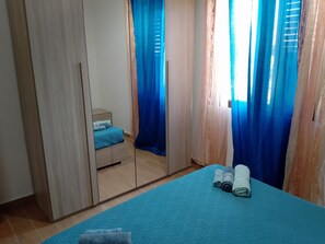 5 bedrooms, iron/ironing board, bed sheets