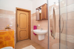 Shower, hair dryer, towels - Centrally Located, Mediterranean Holiday Apartment with Garden and Terrace (san teodoro)