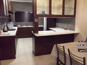 豪華公寓, 2 間臥室 | 私人廚房 | 雪櫃、微波爐、焗爐、爐具