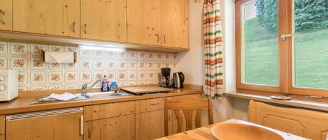 Kühlschrank, Mikrowelle, Herdplatte, Wasserkocher mit Kaffee-/Teezubehör