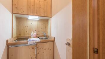 Kühlschrank, Mikrowelle, Herdplatte, Wasserkocher mit Kaffee-/Teezubehör