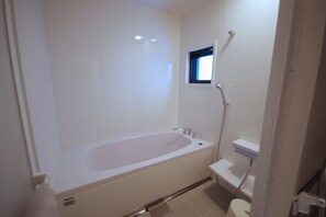 Deluxe-Villa | Badezimmer | Kostenlose Toilettenartikel, Haartrockner, Hausschuhe