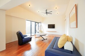 Deluxe-Villa | Wohnbereich | 50-Zoll-Flachbildfernseher mit Digitalempfang, Fernseher