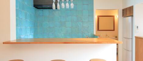 デラックス ヴィラ | 専用キッチン | 大型冷蔵庫、電子レンジ、コンロ、コーヒー / ティーメーカー