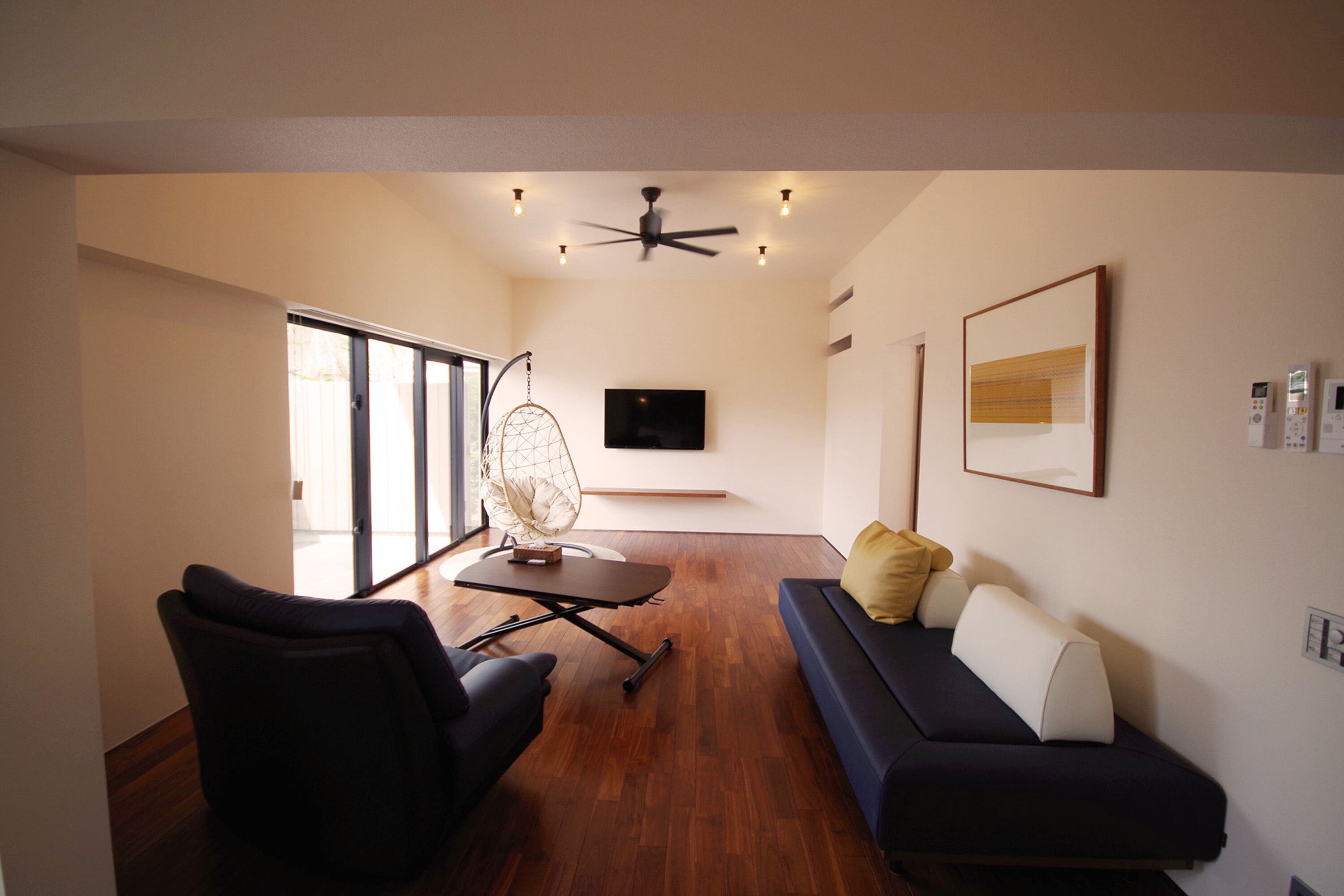 2 habitaciones, cubrecamas y espacio para trabajar con laptop 