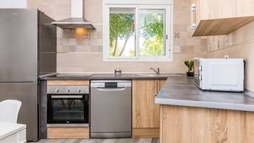 Een koelkast, een magnetron, een oven, een kookplaat