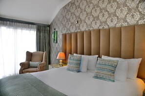 Luxe kamer (Upstairs) | Een kluis op de kamer, een bureau, een laptopwerkplek