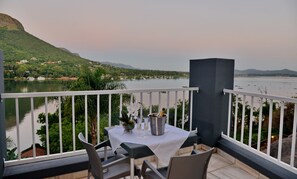 Luxury-Zimmer (Upstairs) | Blick vom Balkon