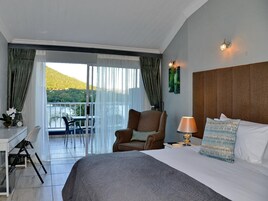 Quarto superluxo (Upstairs) | Cofres nos quartos, escrivaninha, espaço de trabalho para notebook