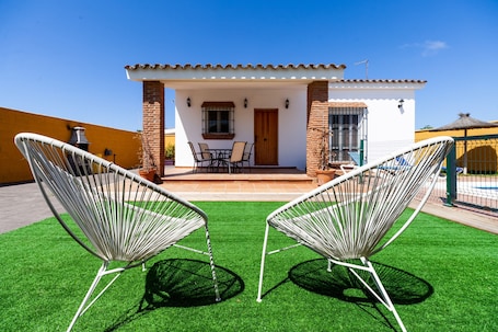 Outdoor dining. Rustic Home Close to Beach with Pool, Terrace, Garden & Wi-Fi; Pets Allowed, Parking Available