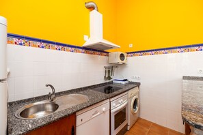 Frigorífico, microondas, horno y placa de cocina