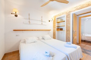 3 slaapkamers, een strijkplank/strijkijzer, gratis wifi, beddengoed