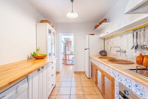 Een koelkast, een magnetron, een oven, een kookplaat