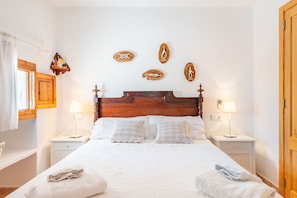 3 slaapkamers, een strijkplank/strijkijzer, gratis wifi, beddengoed