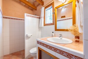 Douche, articles de toilette gratuits, sĂšche-cheveux