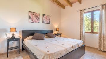 3 slaapkamers, een strijkplank/strijkijzer, gratis wifi, beddengoed