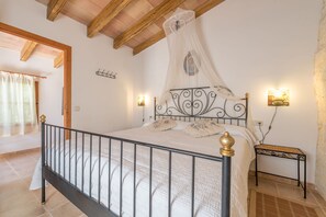 3 slaapkamers, een strijkplank/strijkijzer, gratis wifi, beddengoed