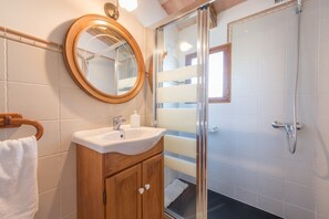 Badewanne, Haartrockner, Handtücher