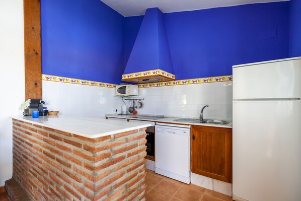 Frigorífico, microondas, horno y placa de cocina