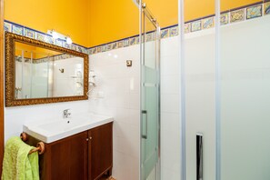 シャワー、バスアメニティ (無料)、ヘアドライヤー、タオル