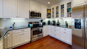 Frigorífico, microondas, horno y placa de cocina