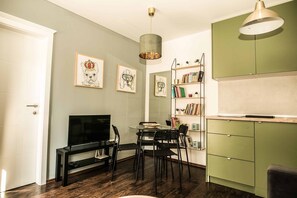Basic-Apartment, 1 Schlafzimmer (2) | Wohnbereich | 32-Zoll-LED-Fernseher mit Kabelempfang, Fernseher