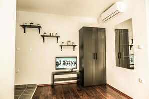 Basic Apartment, 1 Bedroom (3) | Living area | 32-inch LED TV with cable channels, TV - Polar Apartments (Banja Luka)