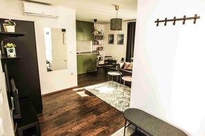 Basic Apartment, 1 Bedroom (3) | Living area | 32-inch LED TV with cable channels, TV - Polar Apartments (Banja Luka)