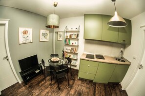 Basic-Apartment, 1 Schlafzimmer (2) | Wohnbereich | 32-Zoll-LED-Fernseher mit Kabelempfang, Fernseher