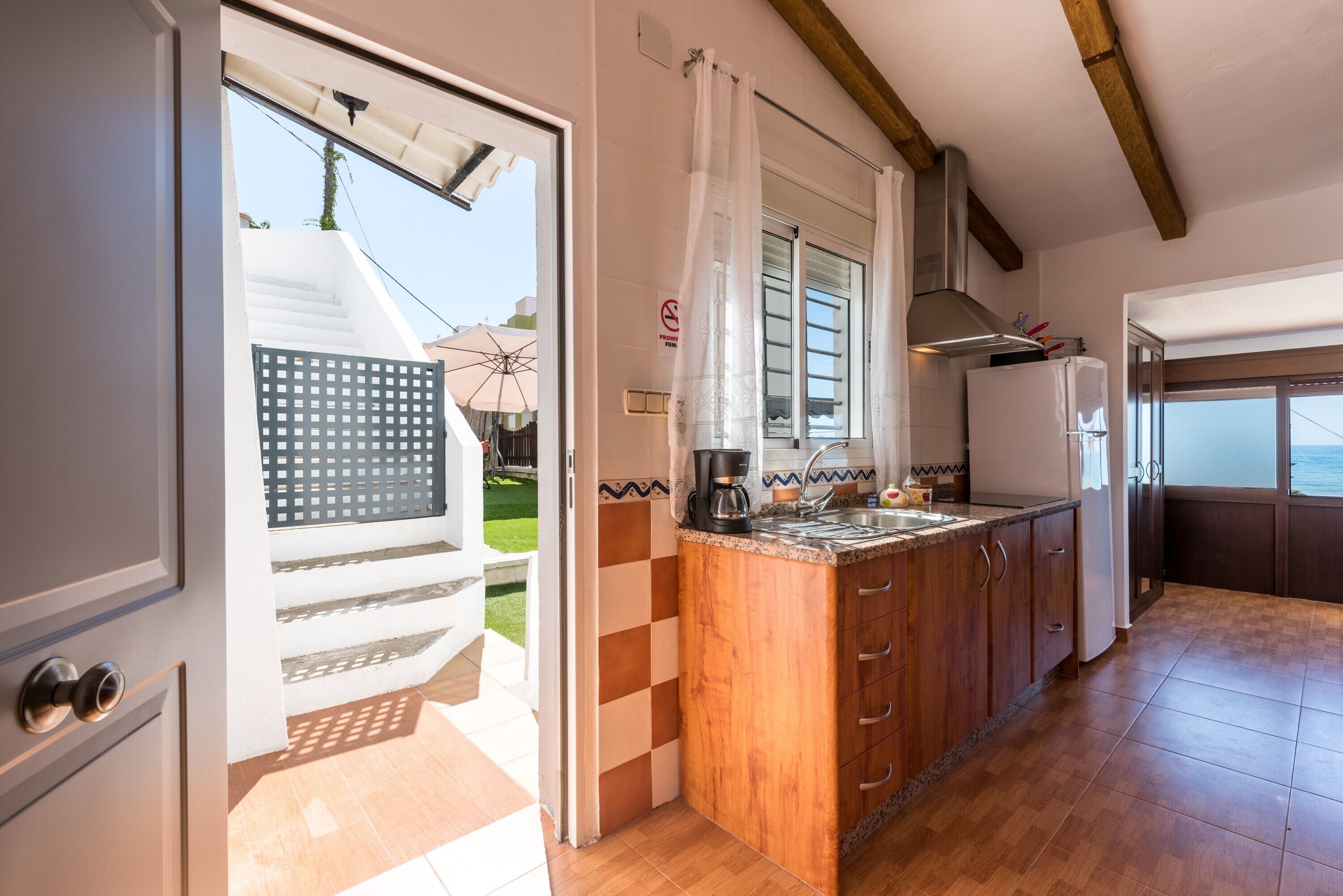 Refrigerador, microondas, parrilla de estufa y cafetera y tetera 