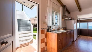 Refrigerador, microondas, parrilla de estufa y cafetera y tetera