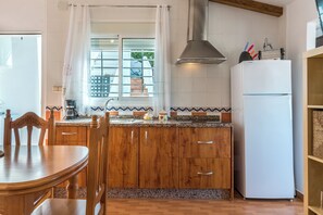 Réfrigérateur, micro-ondes, plaque de cuisson, cafetiÚre/bouilloire