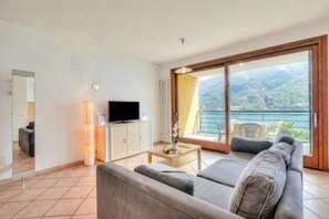 Apartemen Keluarga, beberapa kamar, tepi gunung (Va Pensiero sul lago Stunning View) | Area keluarga | Televisi layar datar 21-inci dengan saluran TV digital, TV, dan kantor