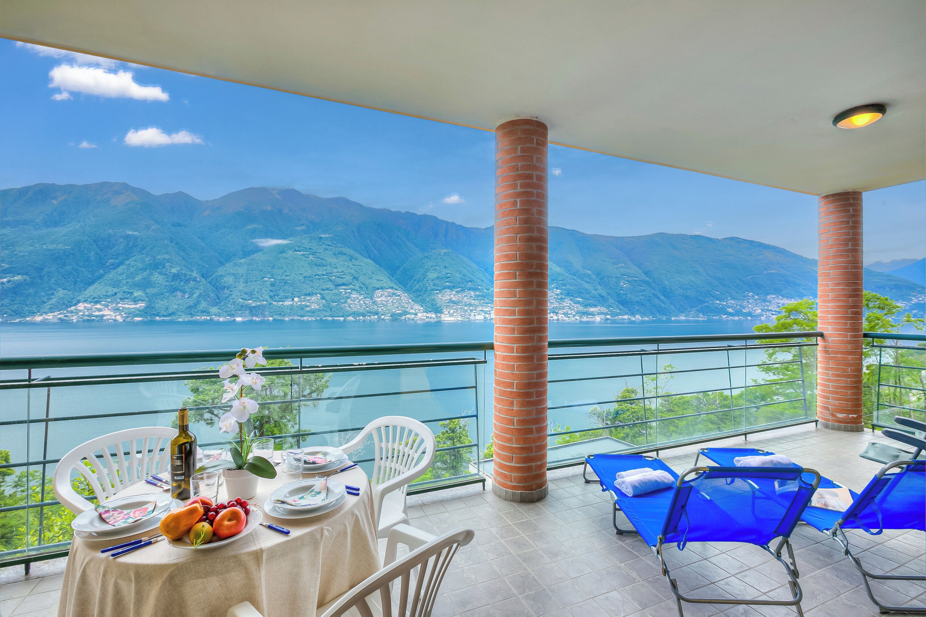 Family Apartment, Multiple Bedrooms, Mountainside (Va Pensiero sul lago Stunning View) | Tempat makan luar