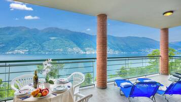 Family Apartment, Multiple Bedrooms, Mountainside (Va Pensiero sul lago Stunning View) | Outdoor dining