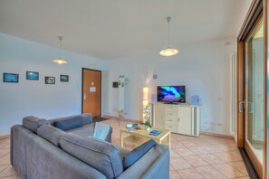 Family Apartment, Multiple Bedrooms, Mountainside (Va Pensiero sul lago Stunning View) | Living area | 21-inch flat-screen TV with digital channels, TV, offices